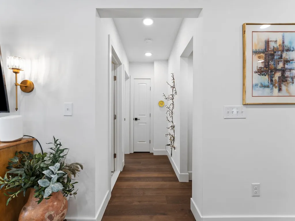 Hallway to Venice Suite and full bath