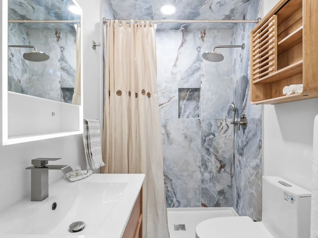 Venice Suite Full Bathroom