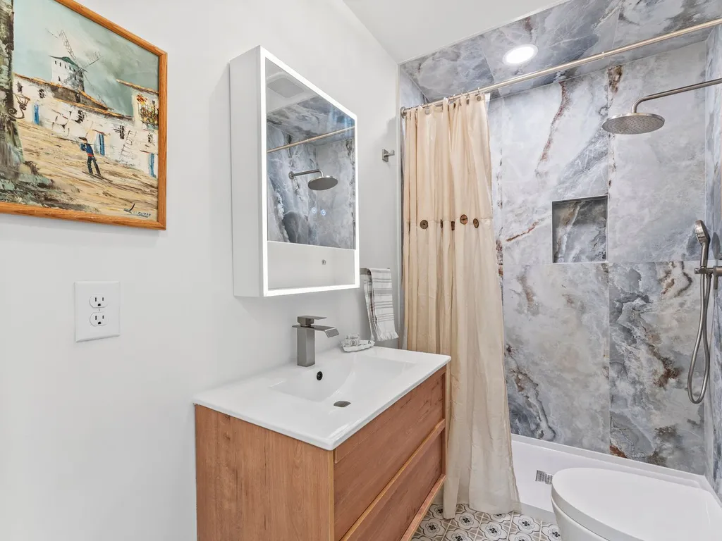 Venice Suite Full Bathroom