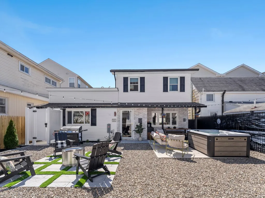 Casa 220 Beach Cottage exterior - Outdoor Shower, Patio , Hot tub and dining area