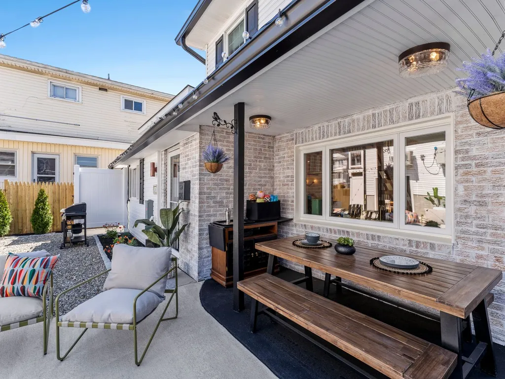Casa 220 Outdoor Dining and Living Patio