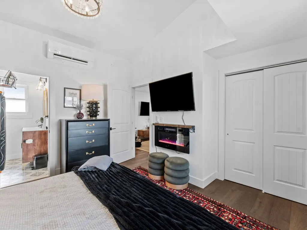 Venice Suite with 55&amp;quot; TV and electric fireplace