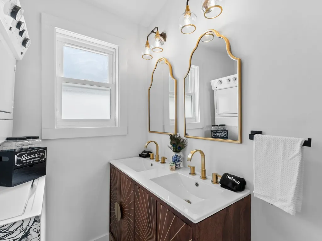 Venice suite primary bathroom with double vanity