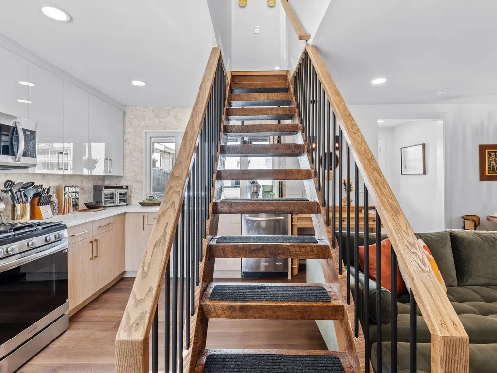 Casa 220 stairs to 2nd level