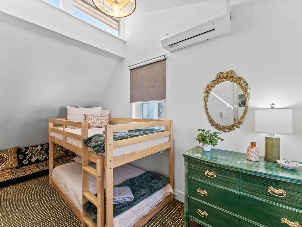 Pisa suite with twin bunk bed and sleeping nook (sleeps 3)