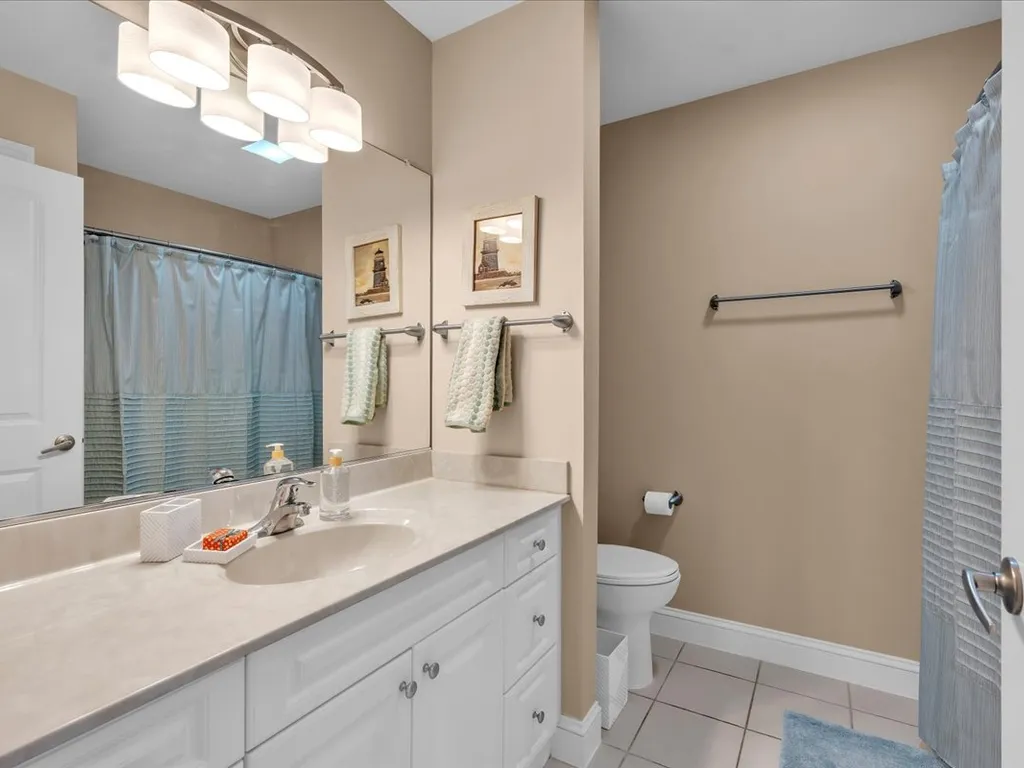 Hallway Full bath With Tub