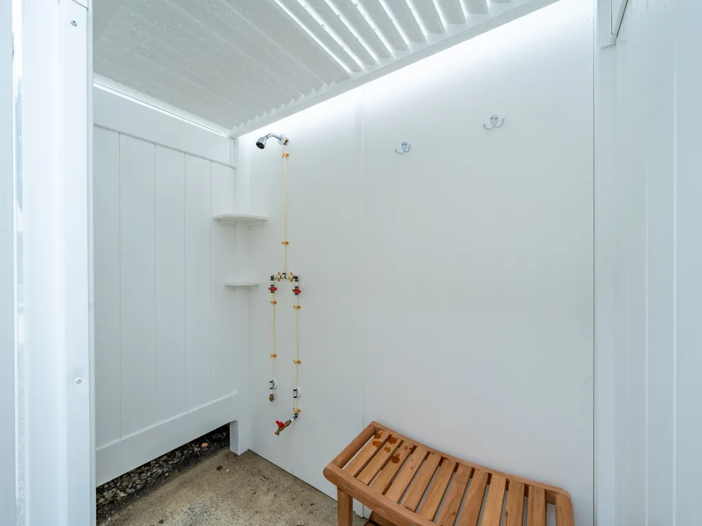Outdoor shower - Sandy feet welcome here