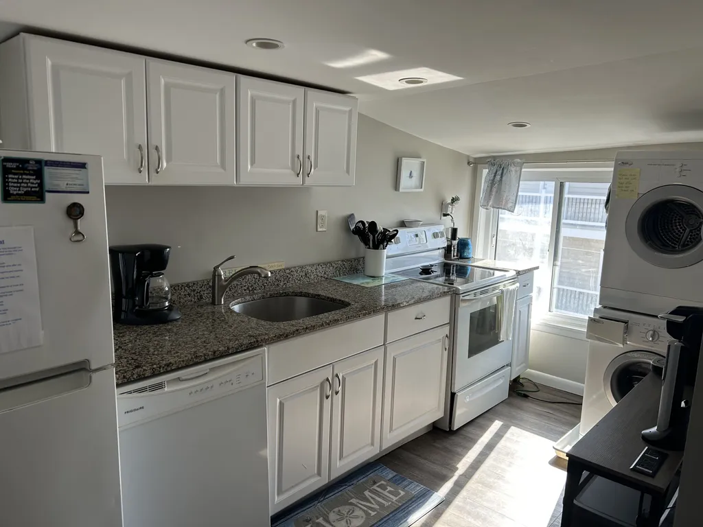 Fully equipped kitchen with washer and dryer.