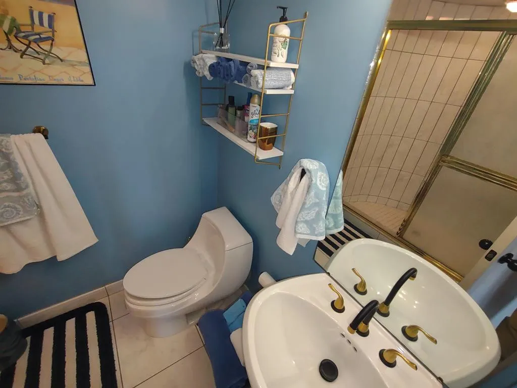 Junior suite bath