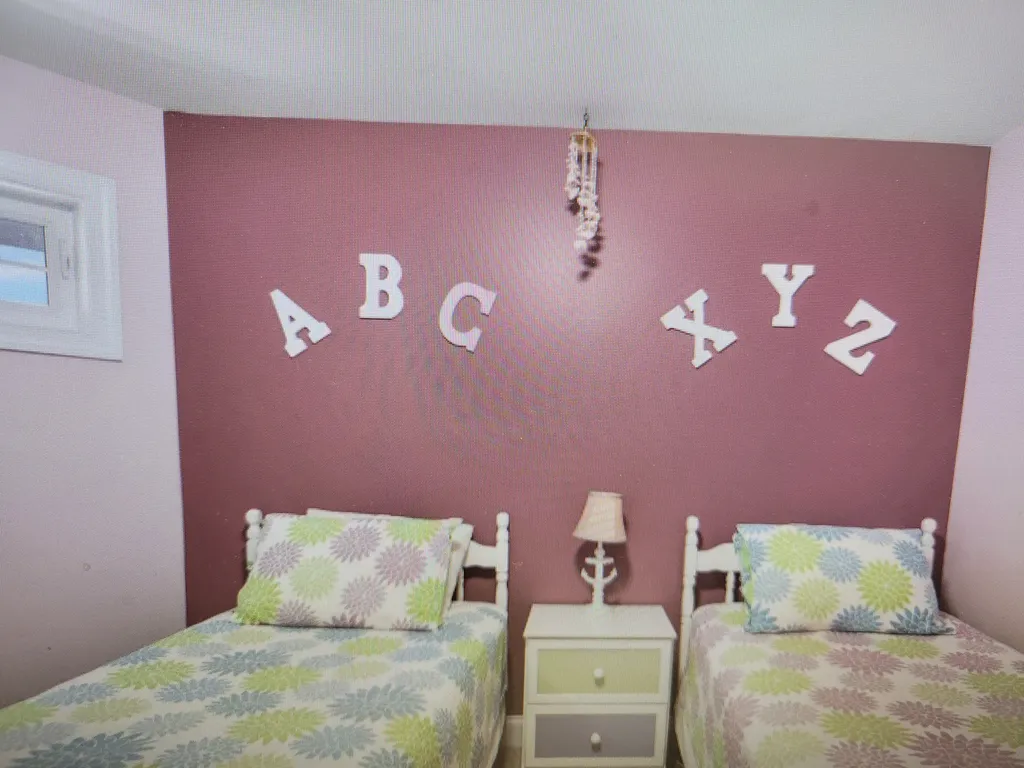 Bedroom with 2 twin beds