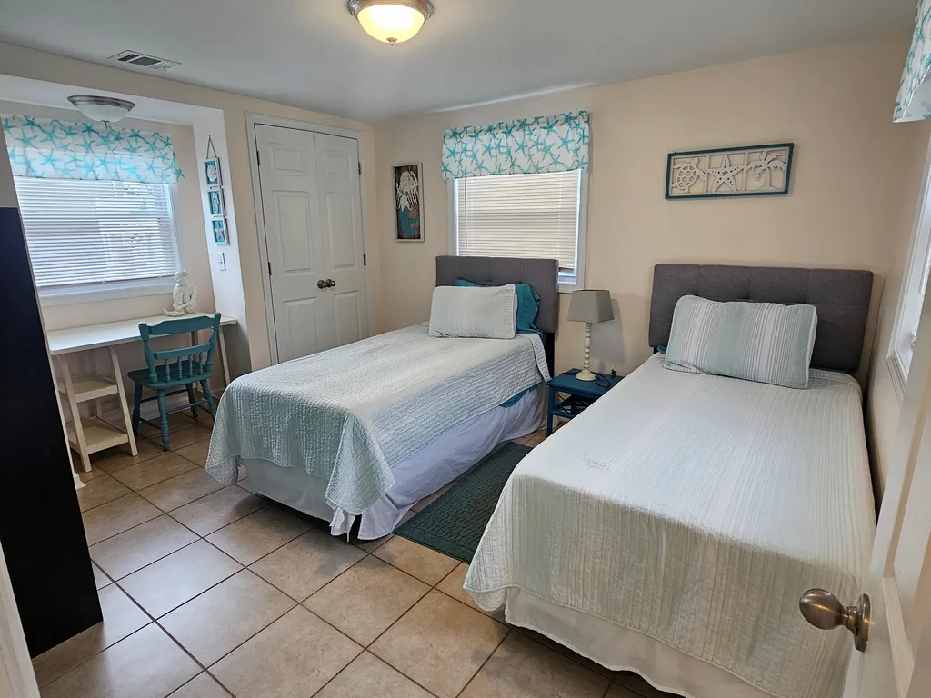 bedroom 2- 2 twin beds