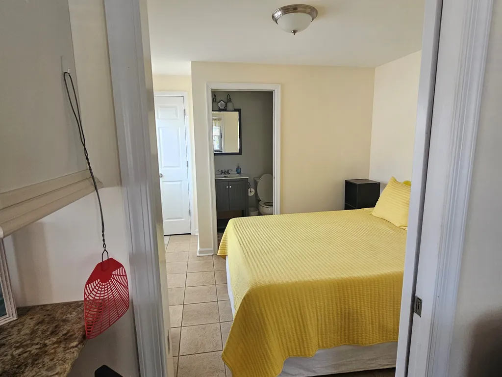 1st Floor bedroom and bathroom-Queen bed