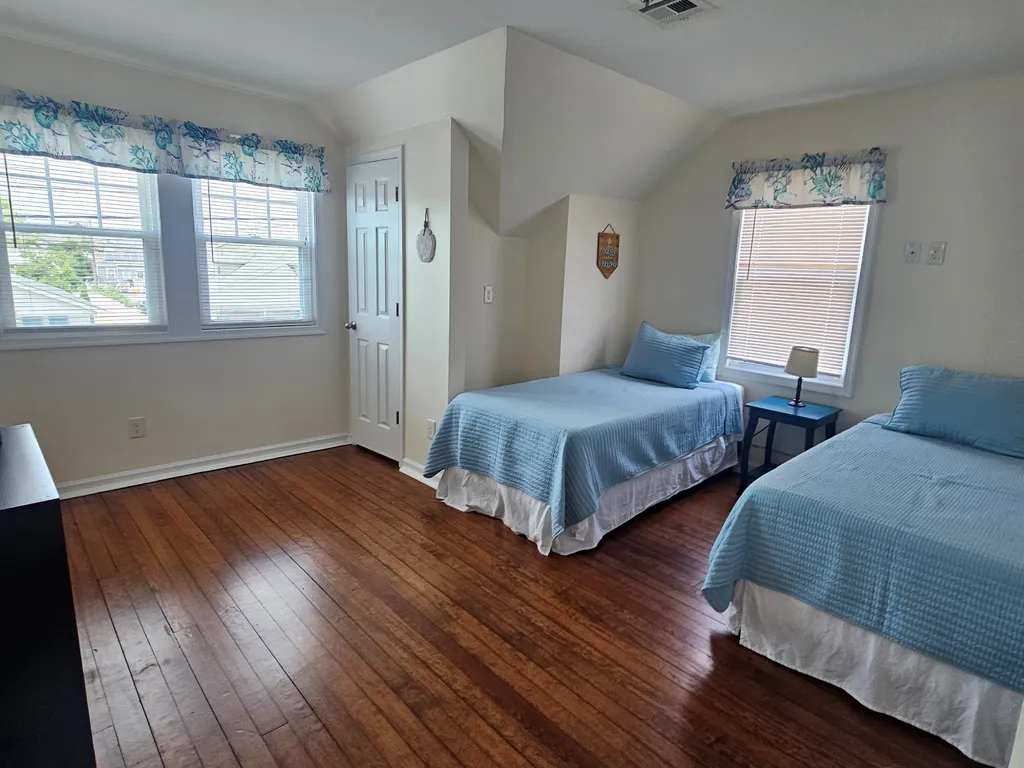 4th bedroom- 2 twins