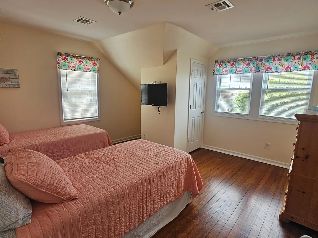 5th bedroom- 2 twin beds
