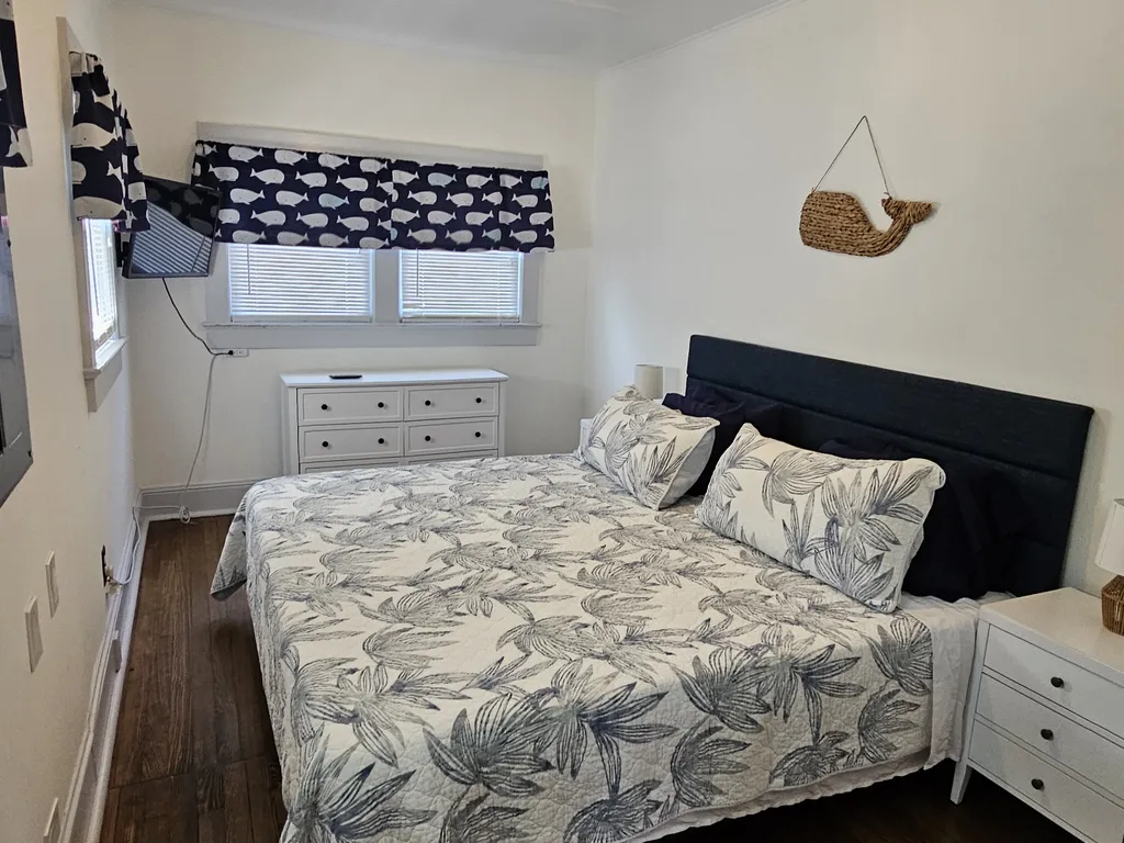 1st  fl. Bedroom (King Bed)