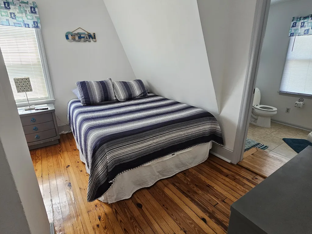 2nd fl. Bedroom (queen bed)