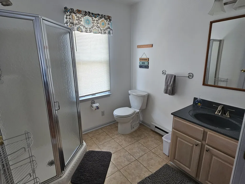 2nd fl. ensuite bathroom (connected to bedroom with two twin beds)