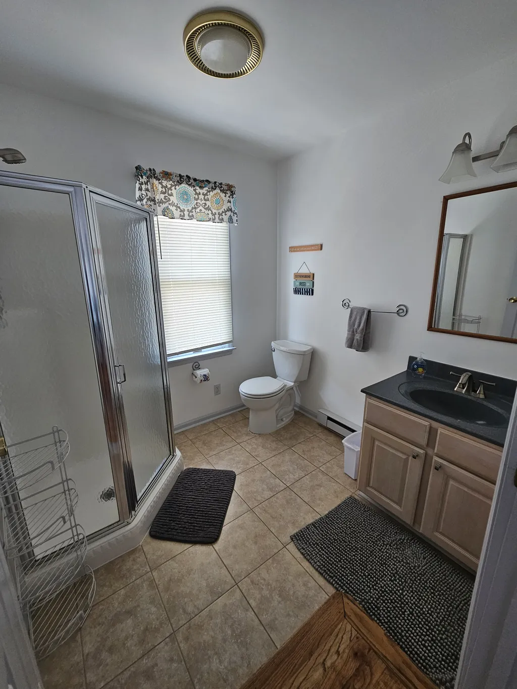 2nd fl. ensuite bathroom (connected to bedroom with two twin beds)