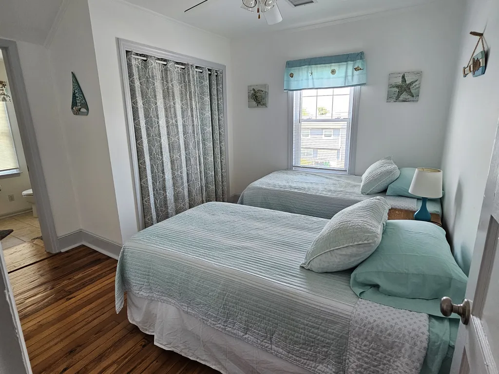 2nd fl. bedroom (two twin beds)