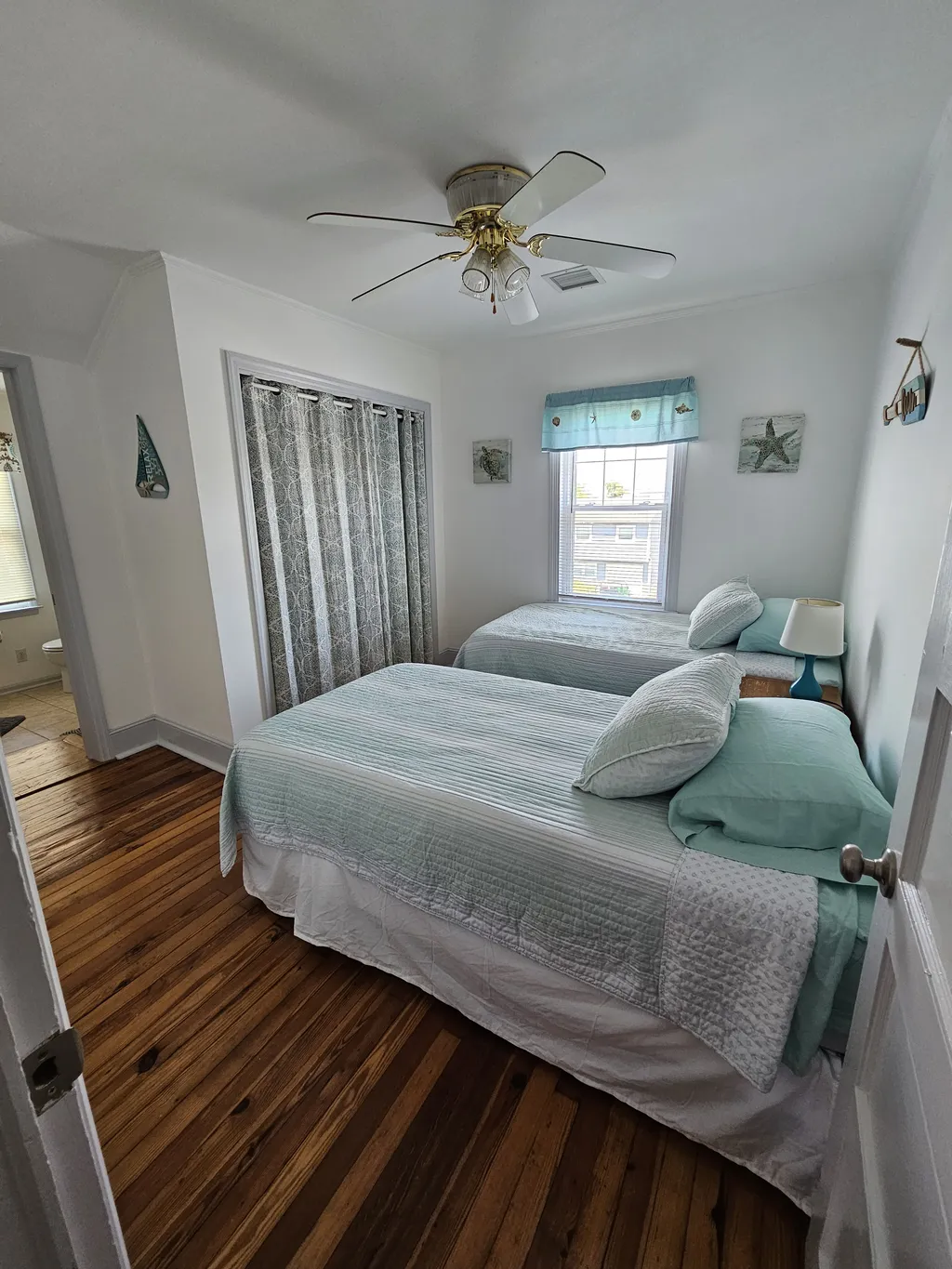 2nd fl. bedroom (two twin beds)