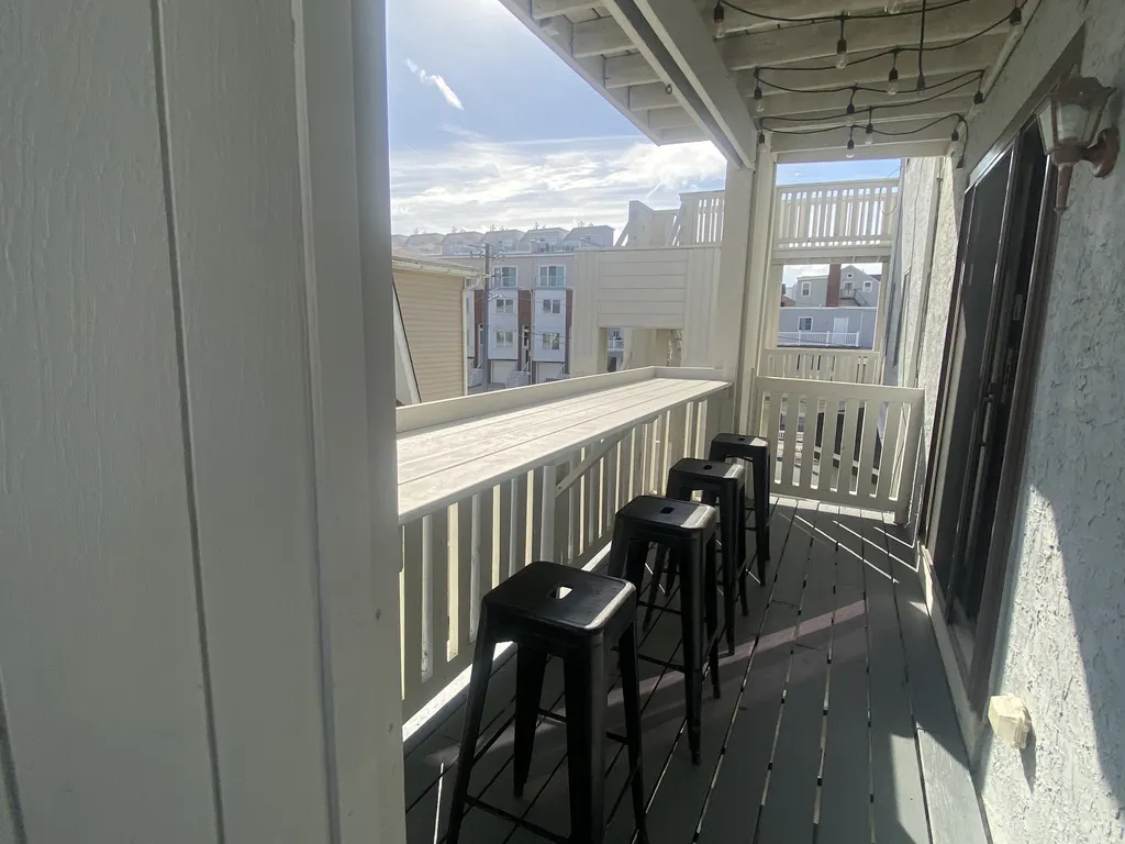 wrap-around balcony