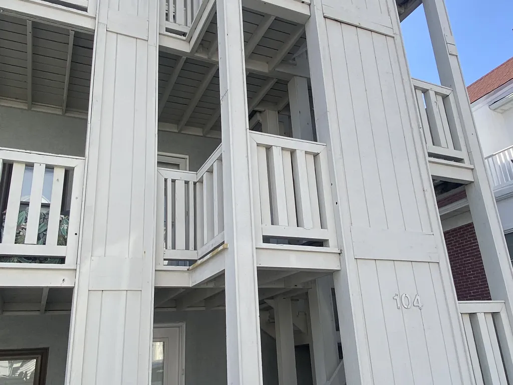 3rd floor Condo / Steps