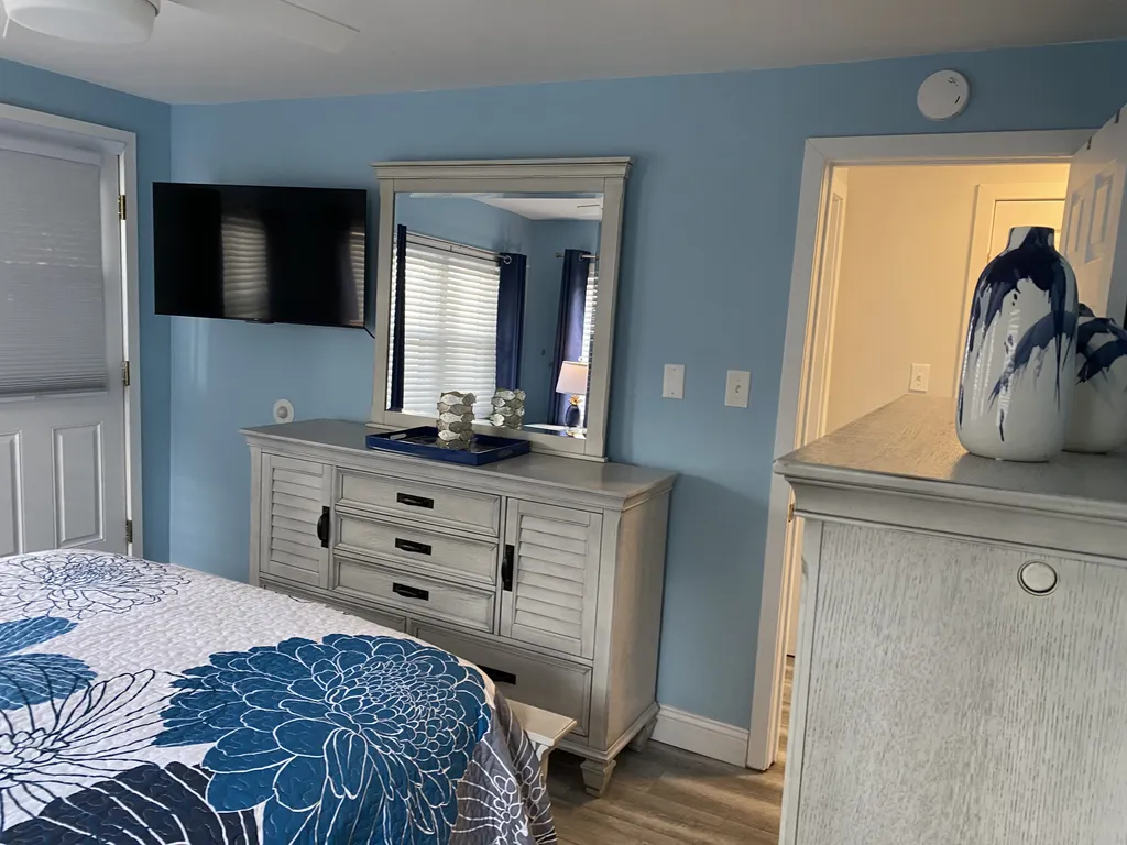 Master Bed / Smart TV