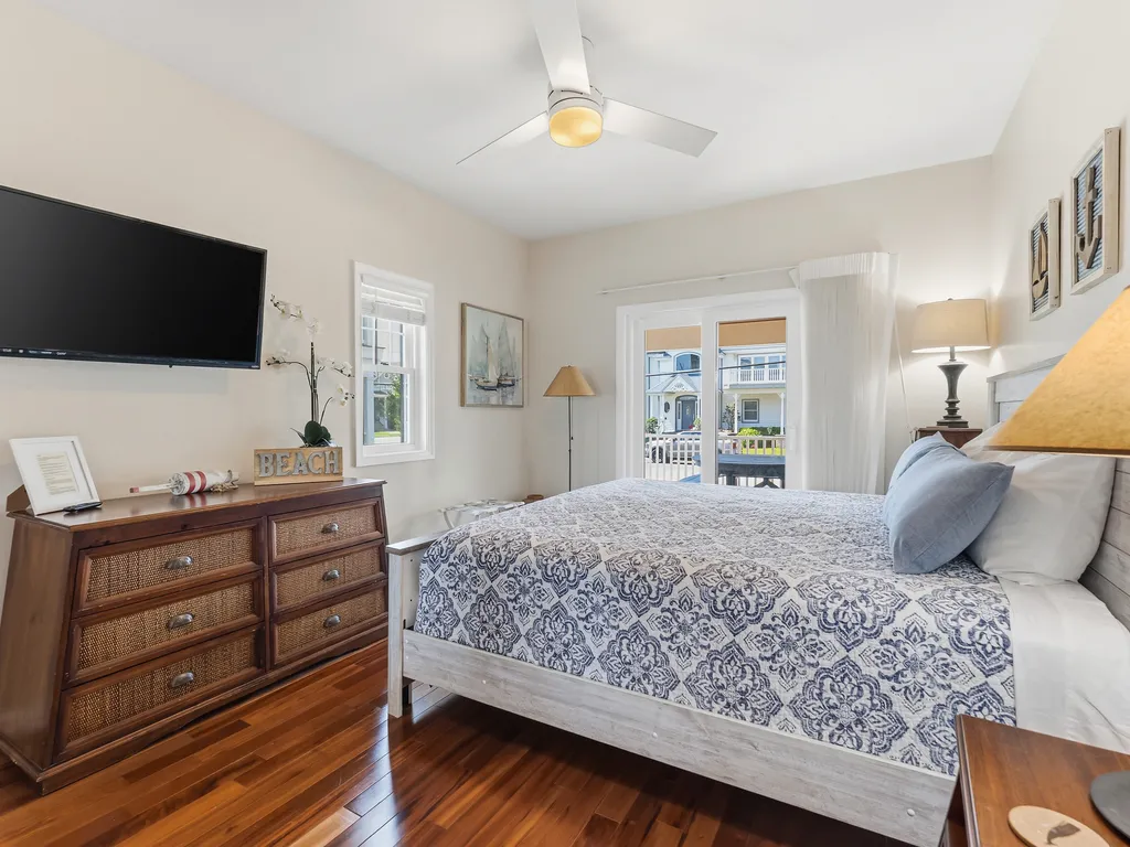 Bedroom 4: 1st Fl - 1 King 