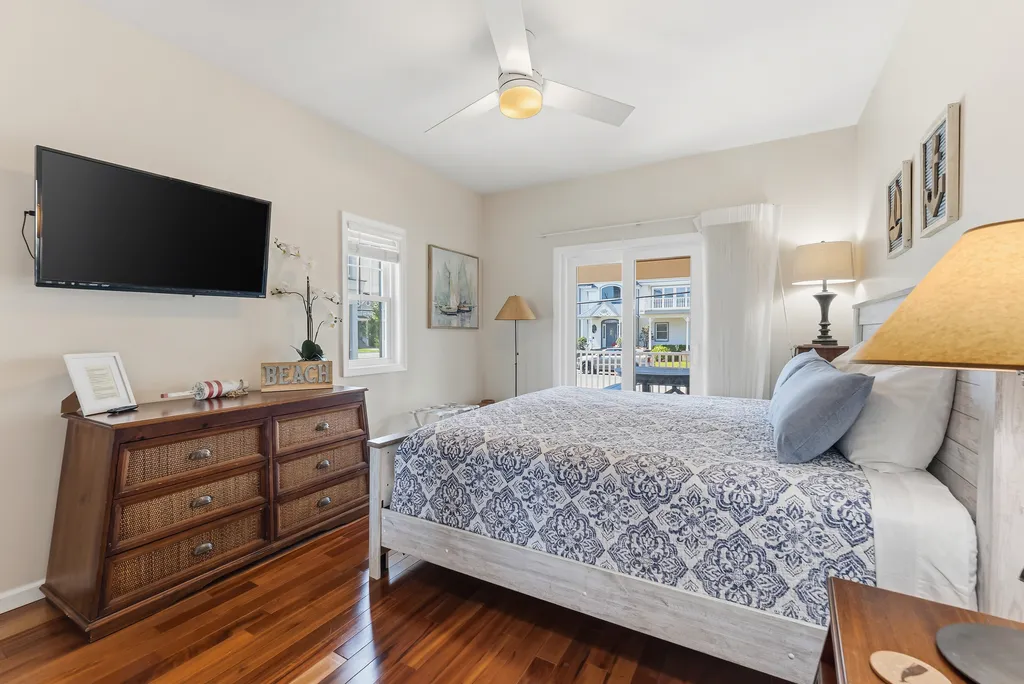 Bedroom 4: 1st Fl - 1 King 