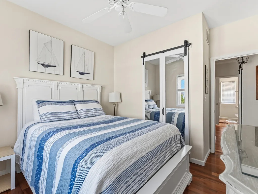 Bedroom 5: 1st Fl - 1 Queen