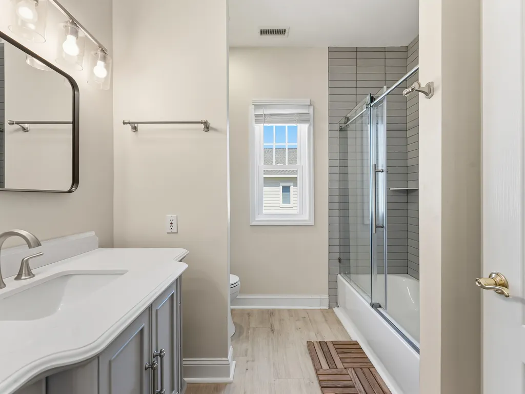 2nd Floor Full Bathroom