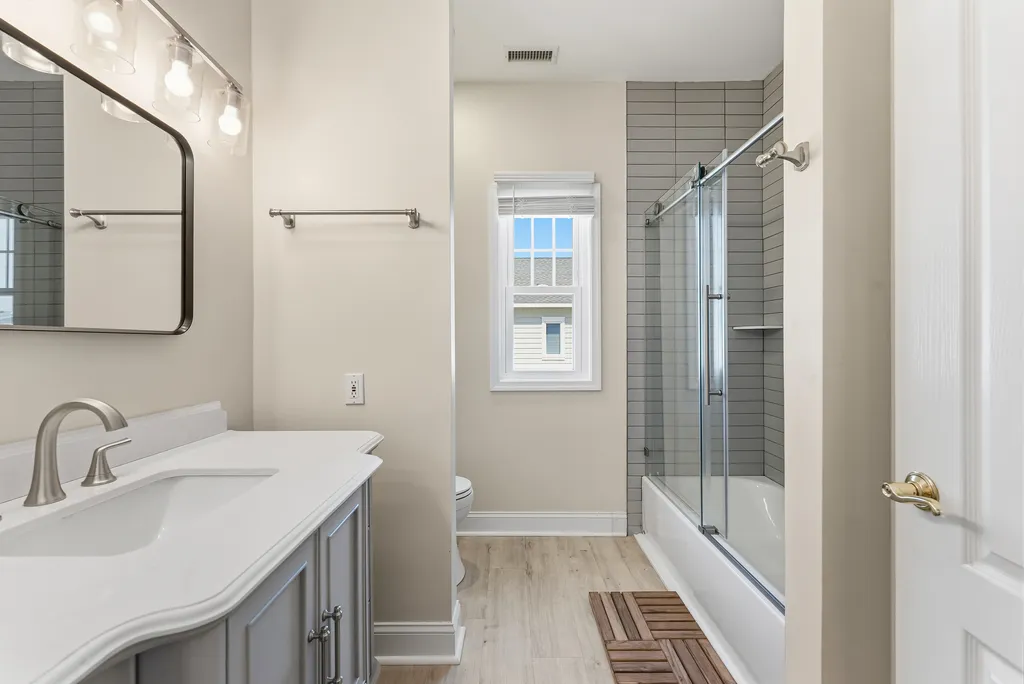 2nd Floor Full Bathroom