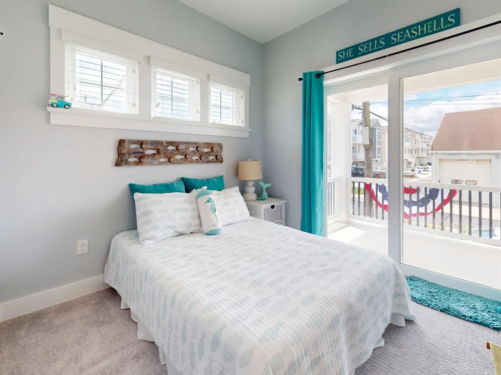 Queen size bed, with shared deck