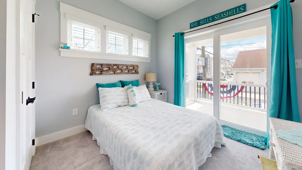 Queen size bed, with shared deck