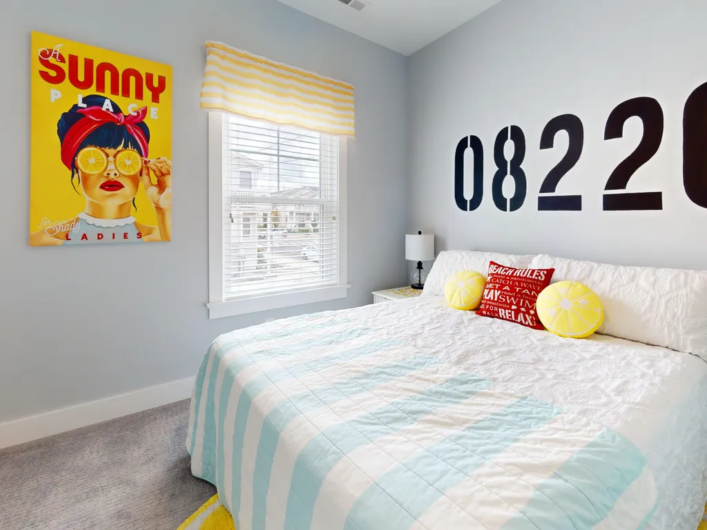 Queen bedroom, no deck