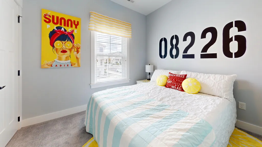 Queen bedroom, no deck