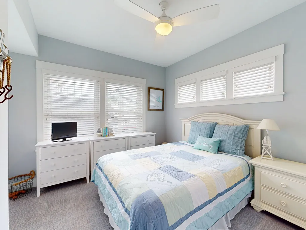 Queen bedroom #2, no deck