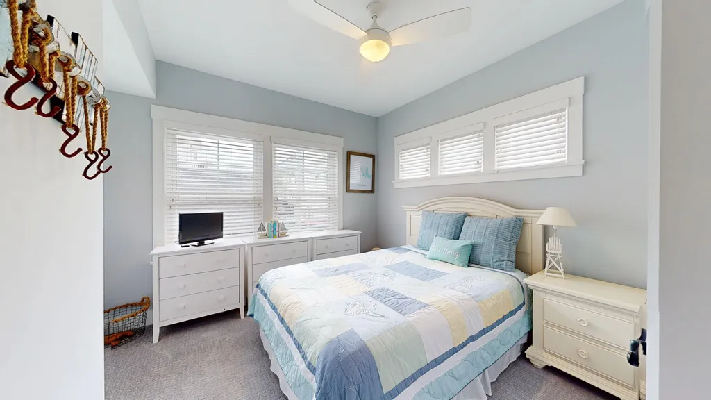 Queen bedroom #2, no deck