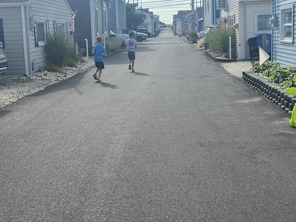 6 min walk to the beach!