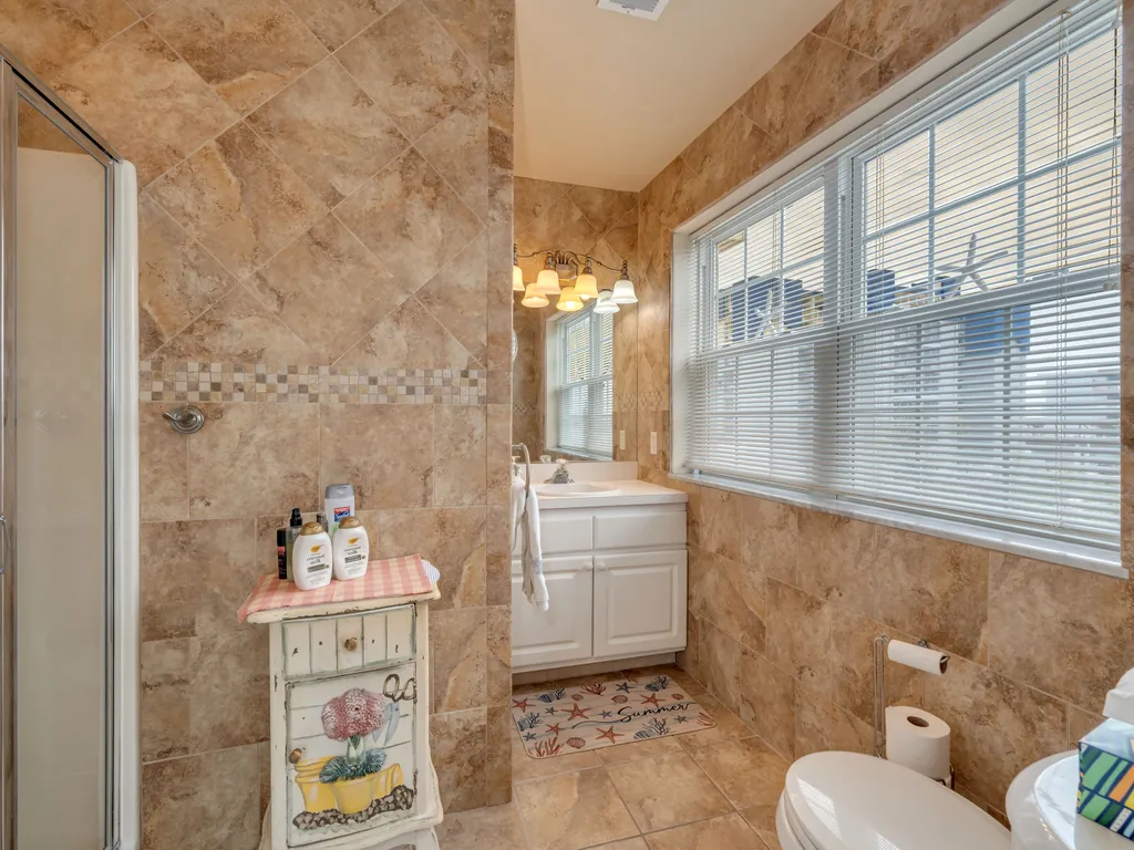1st Primary Suite Full Bathroom