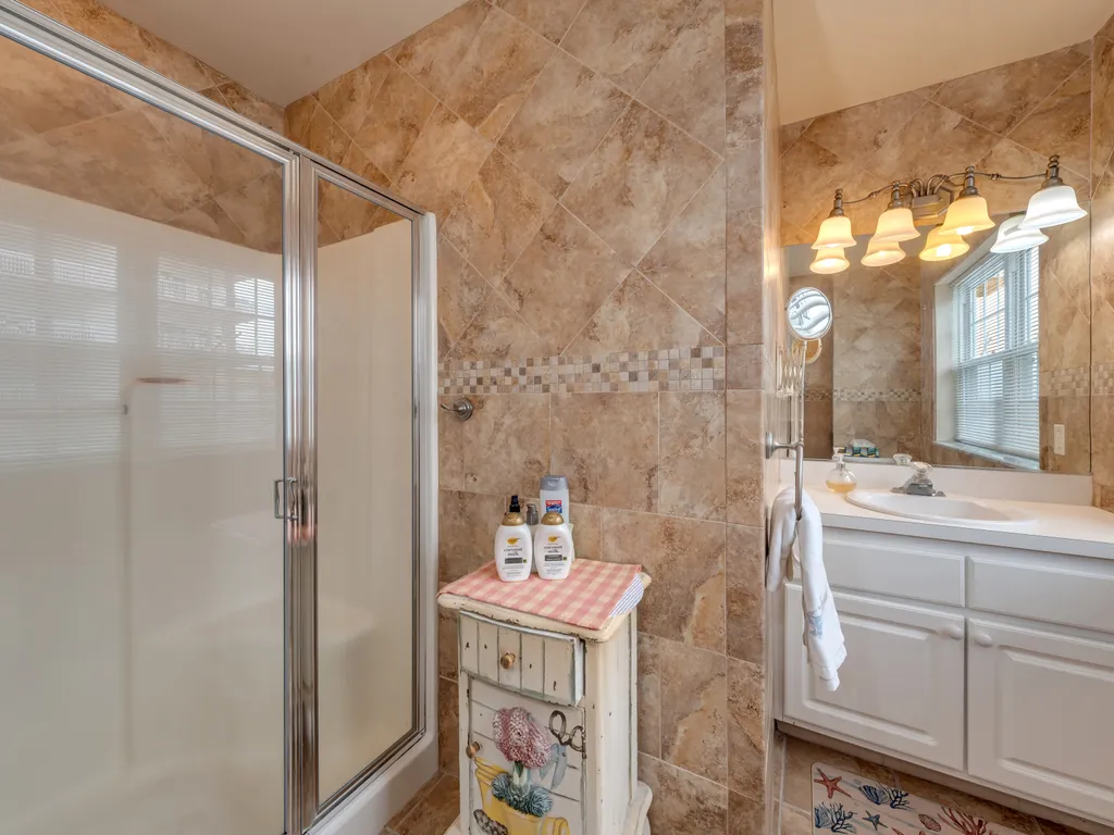 1st Primary Suite Full Bathroom