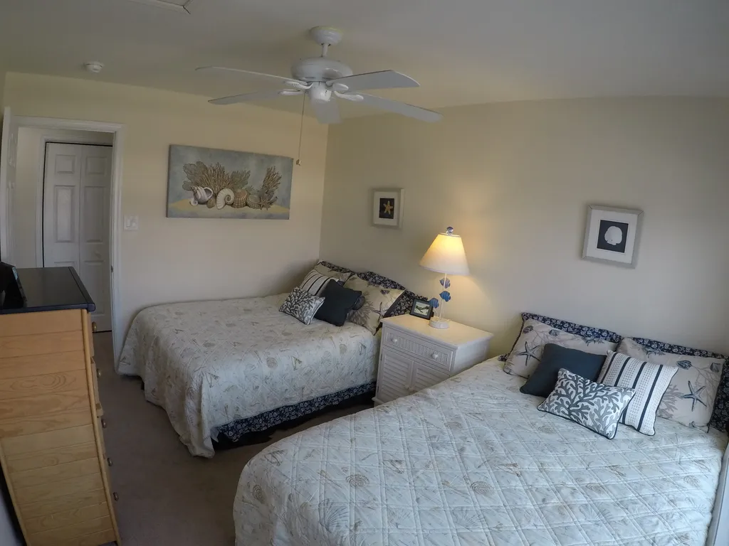 Bedroom with Full &amp;amp; Queen Beds