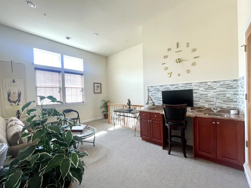 family room (pic 2)