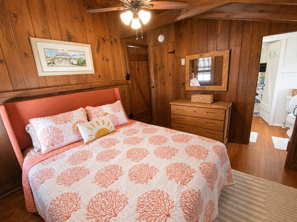Queen Bed Room Upstairs
