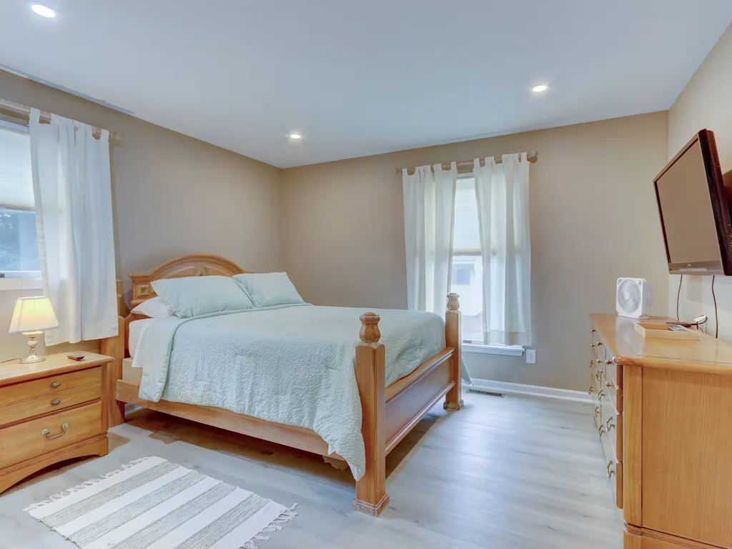 1st floor queen bedroom