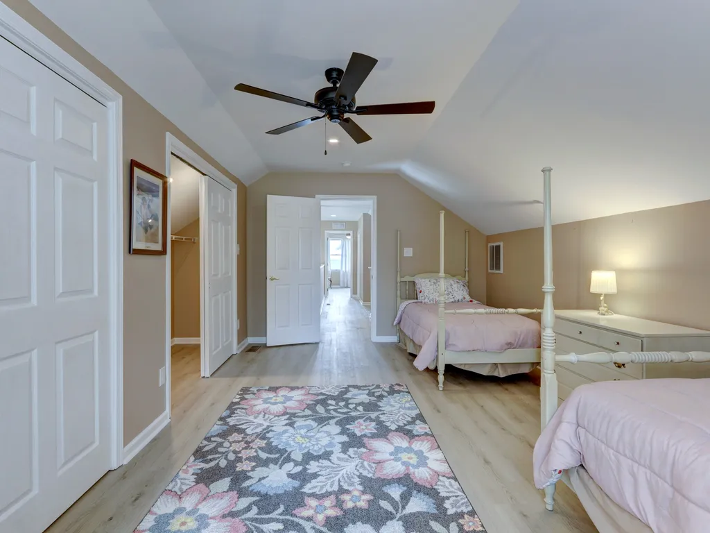twin bedroom