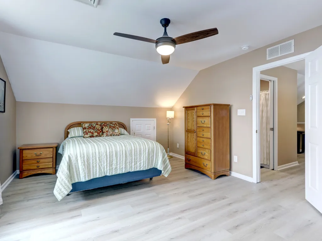 2nd floor queen bedroom
