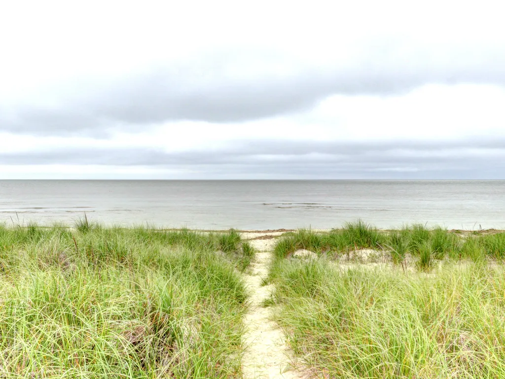 path to the bay beach