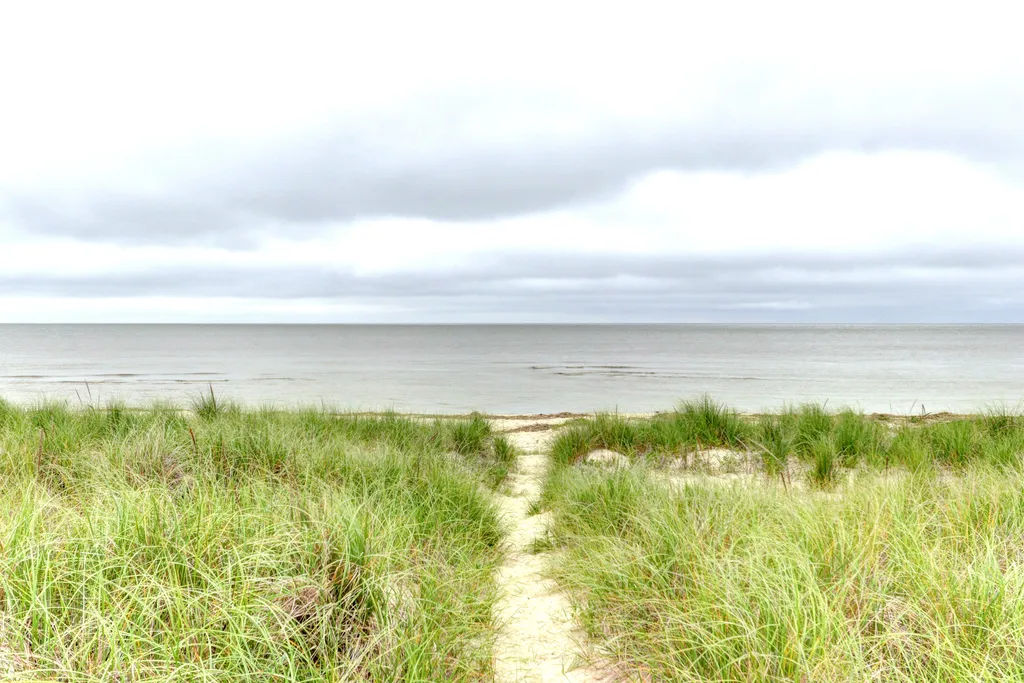 path to the bay beach