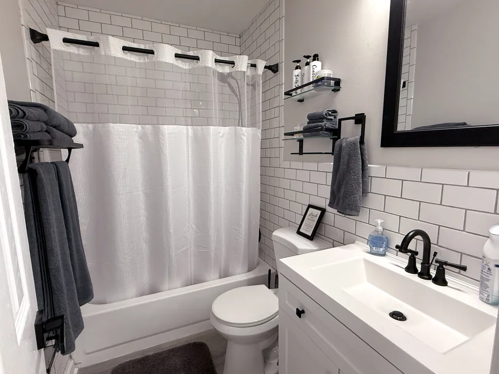 Full bathroom with guest shampoo, conditioner and body soap.
